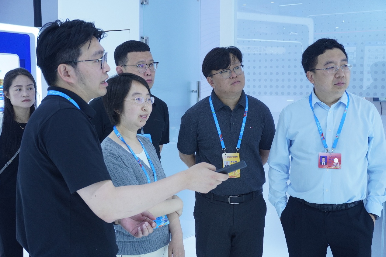 華翔智聯(lián)重磅亮相中國數(shù)字峰會：以“產(chǎn)業(yè)深知+數(shù)字技術(shù)”雙輪驅(qū)動，深度賦能智能制造